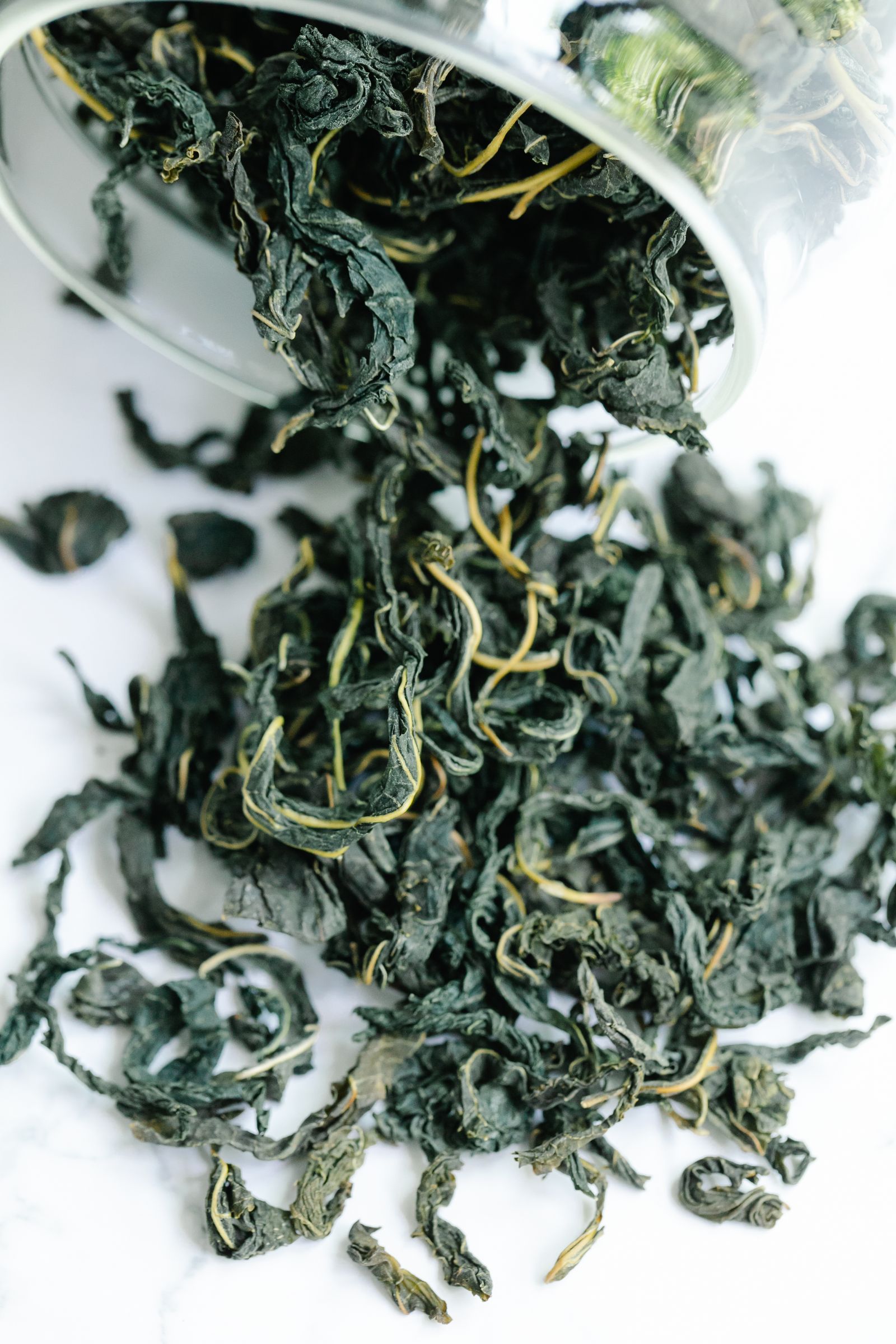 從罐子裡倒出的乾燥煎茶——好幾個鐘頭的揉捻,揉出這些細細扭曲的針狀葉