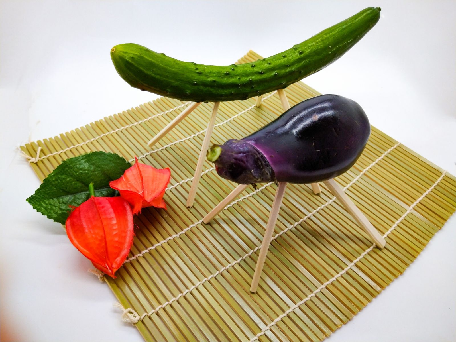 Shoryo-uma đặt trên tấm mành tre: ngựa làm từ dưa leo và bò làm từ cà tím, chân cắm bằng đũa tách đôi, bên cạnh là quả hozuki (đèn lồng) màu đỏ.