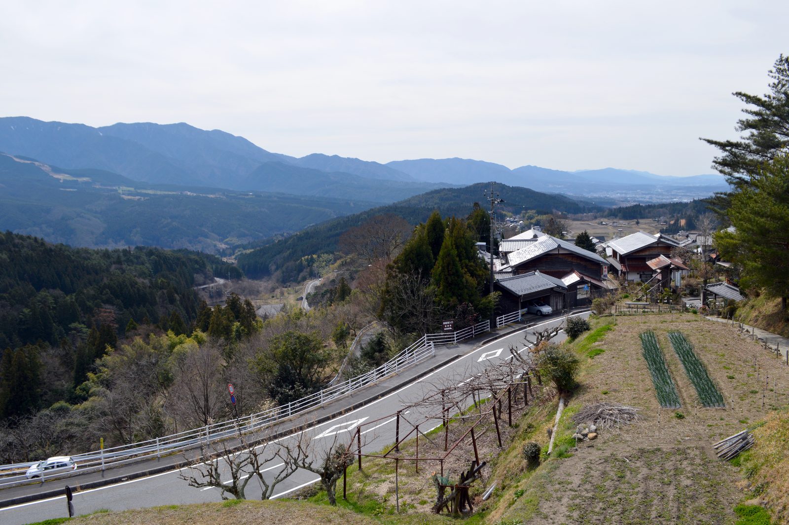 道中の見晴らしから望む、木曽谷の緑の山なみ。